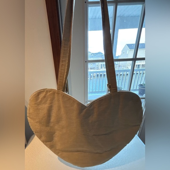 VINTAGE: Carey Adina | oversized heart shoulder bag. - Picture 15 of 16